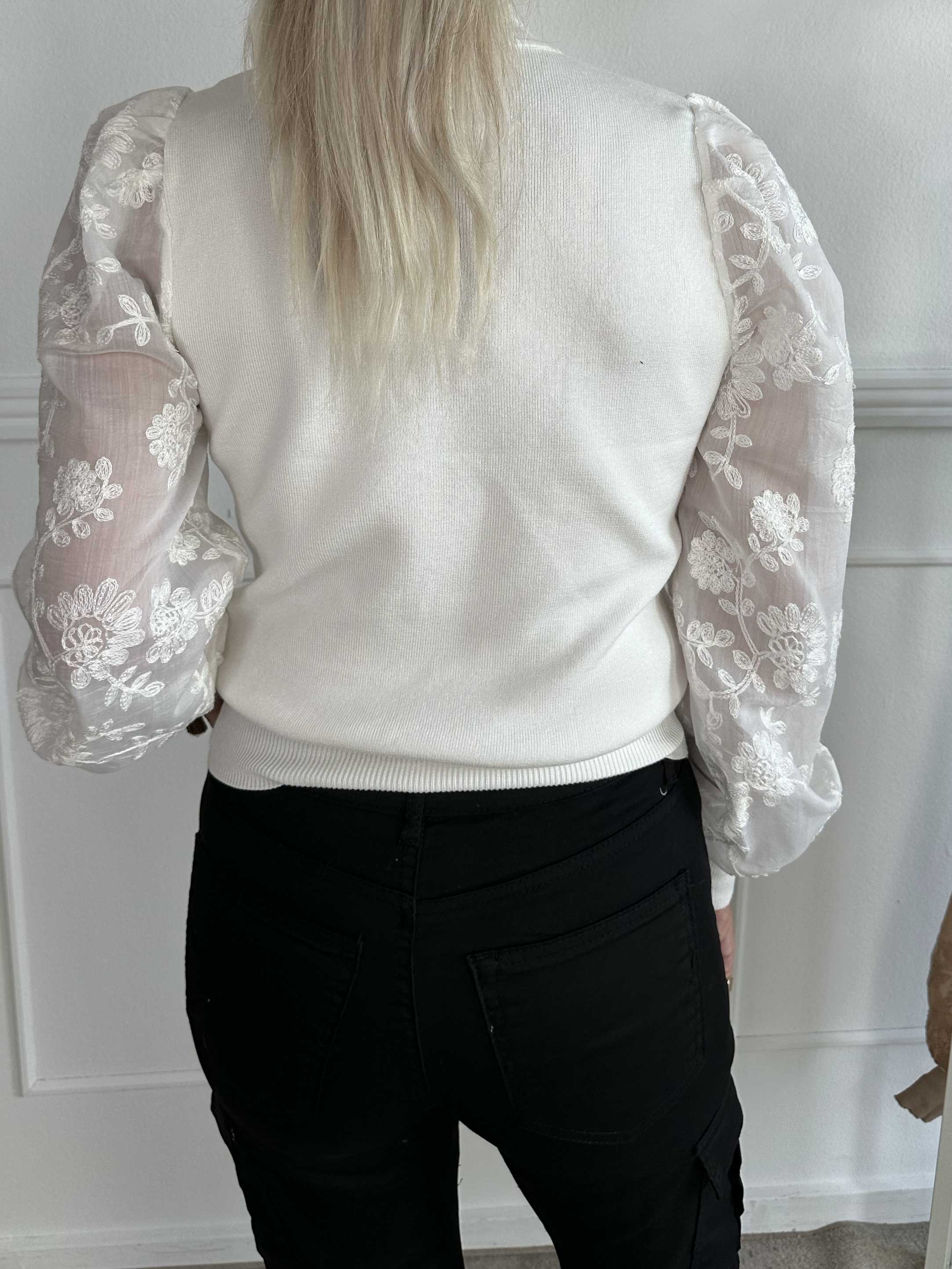 Sydney - Blus med turtleneck och spetsärmar